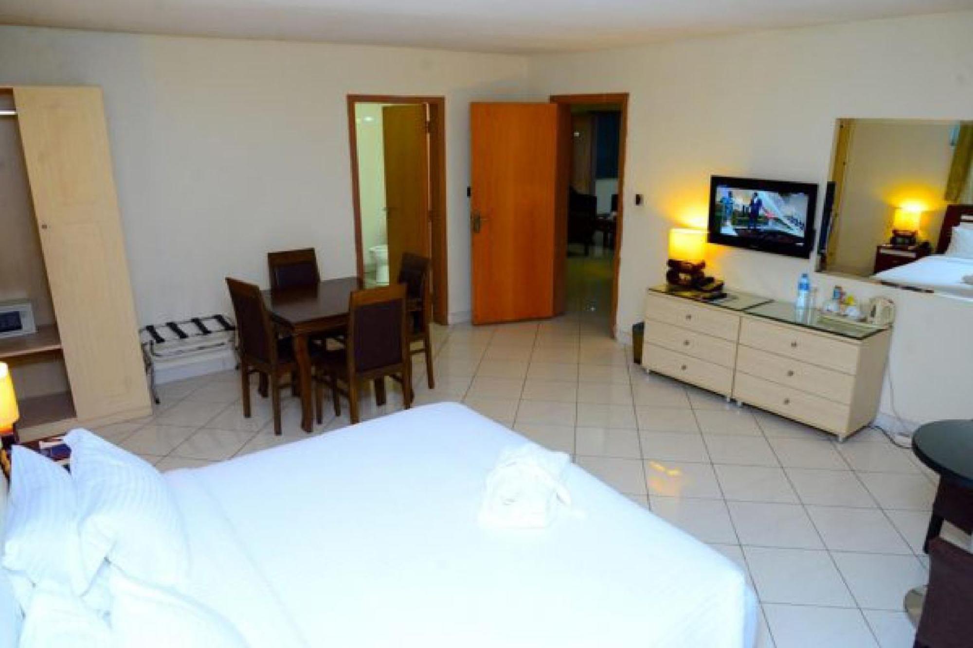Room In Lodge - Golden Royale Hotel เอนูกู ภายนอก รูปภาพ