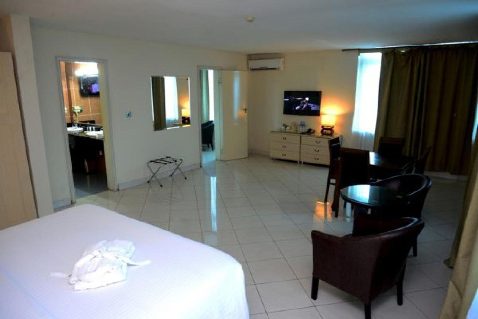 Room In Lodge - Golden Royale Hotel เอนูกู ภายนอก รูปภาพ